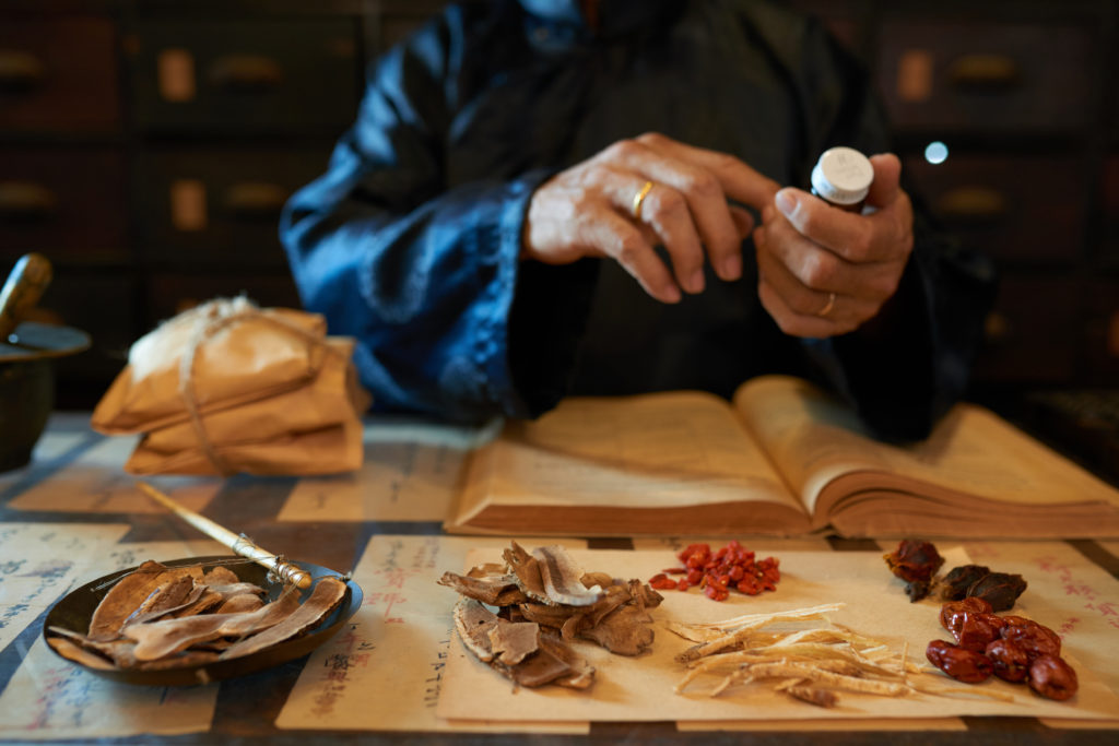 traditional-chinese-medicine-versus-western-medicine