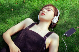 Study Finds Listening to Music Regularly Linked with 39% Decrease in Dementia